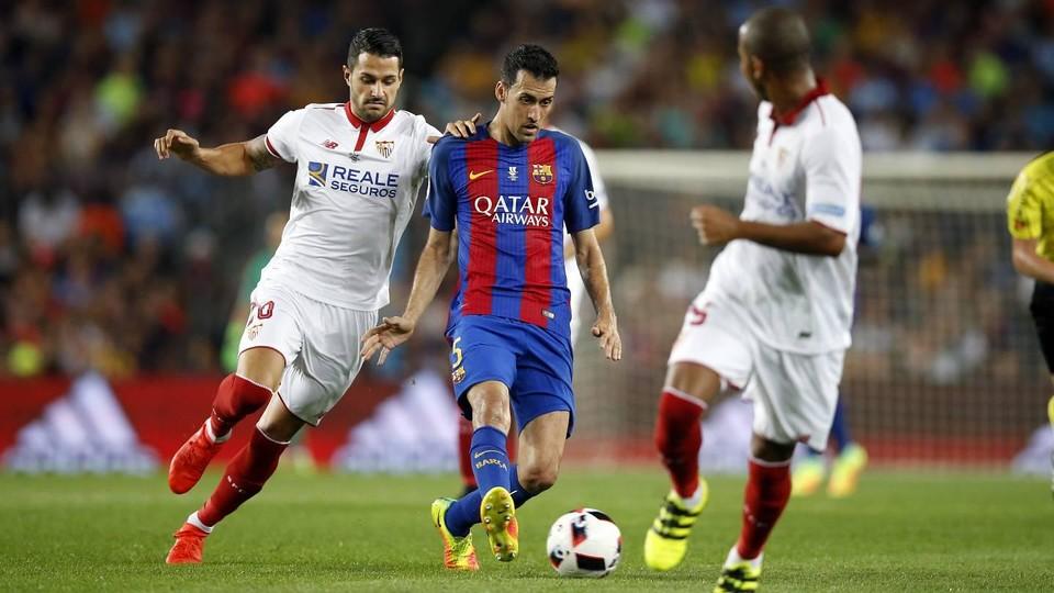 Busquets conduce un balón durante el Barclona-Sevilla de la Supercopa de España