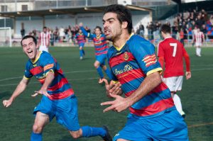 Enric Pi celebra un tanto con el Llagostera / foto: femgirona