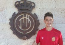 Adrià Dalmau posa junto al escudo del Mallorca