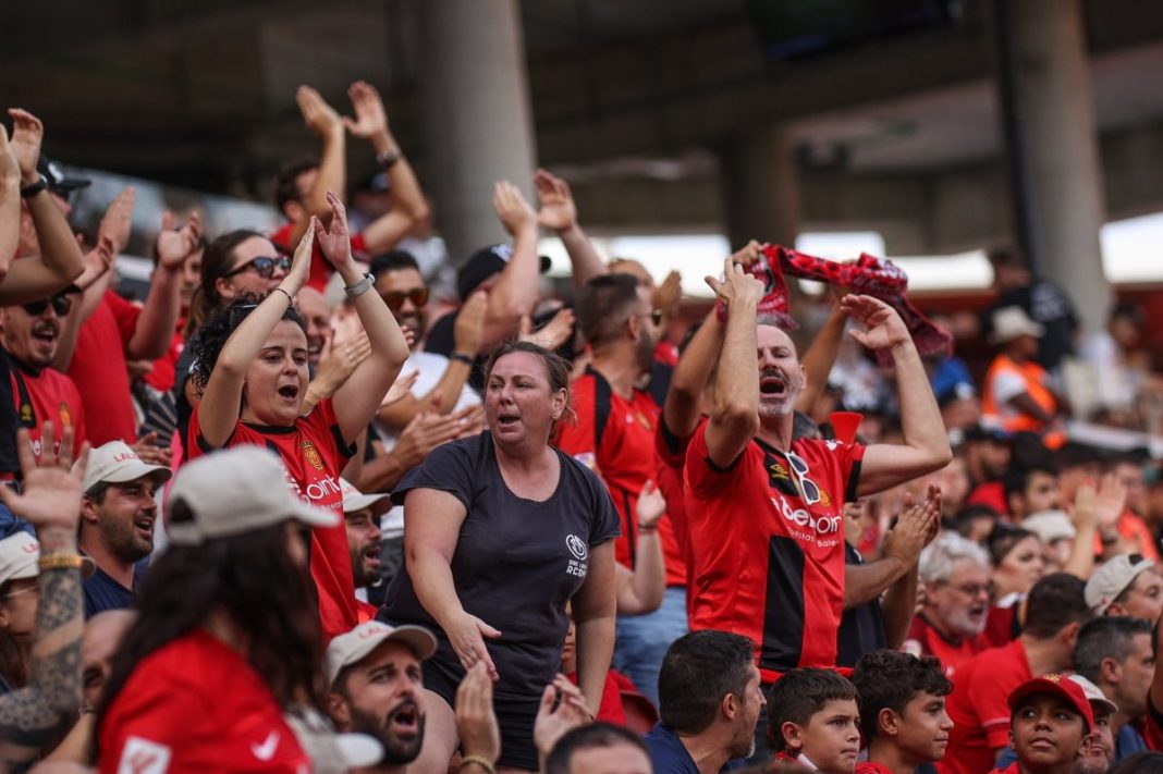 La afición del Real Mallorca, animando al equipo en Son Moix (Foto: RCD Mallorca).