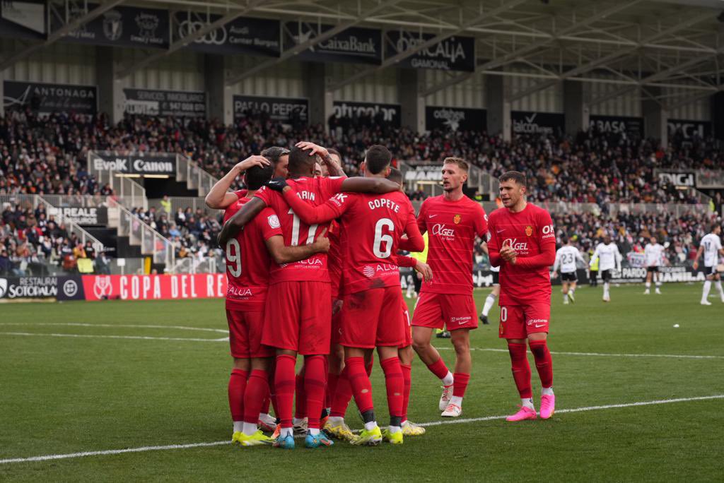 El Mallorca celebra el 0-2 de Larin