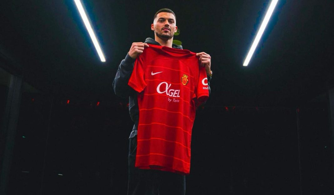 Nemanja Radonjic posando con la camiseta del Mallorca