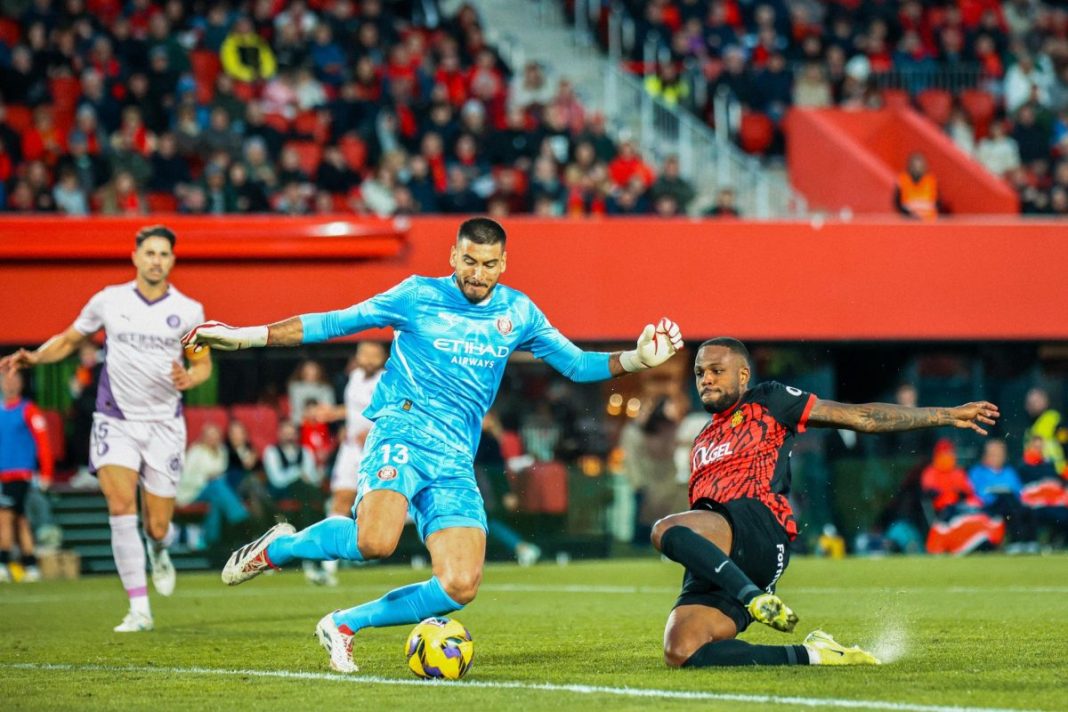 Larin presionando a Gazzaniga en la acción del 2-1