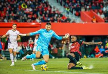 Larin presionando a Gazzaniga en la acción del 2-1